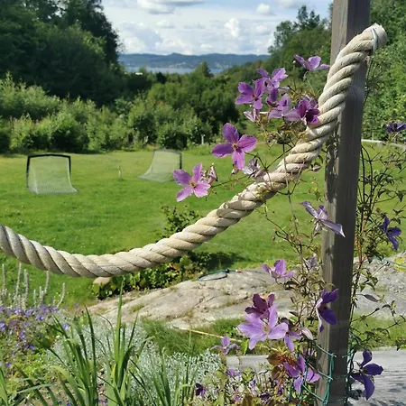 Semesterbostad Family With Sea View And Playful Garden