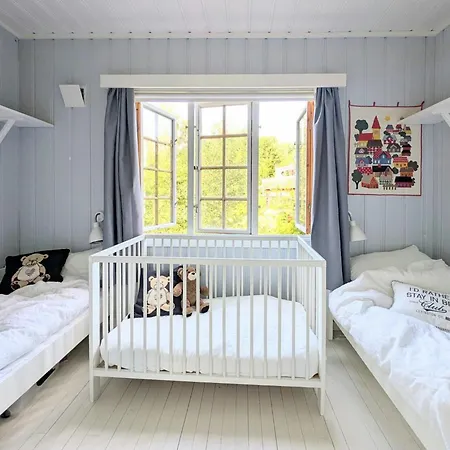 Family With Sea View And Playful Garden Semesterbostad