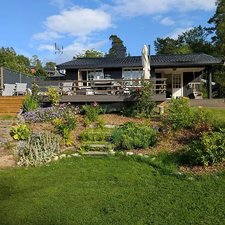 Semesterbostad Family With Sea View And Playful Garden
